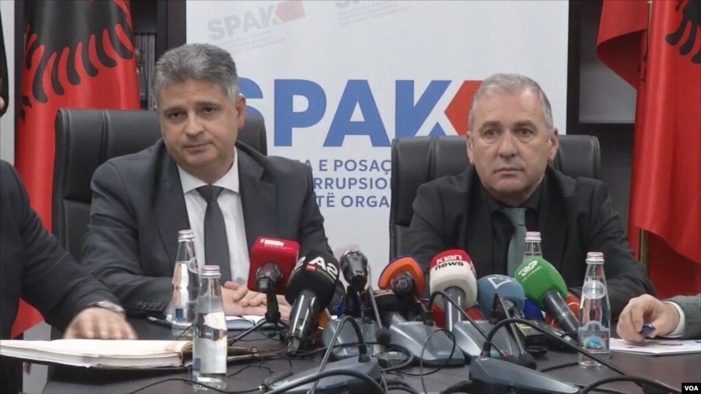 Drejtuesi i Prokurorisë së Posaçme Arben Kraja dhe prokurori Adnan Xholi, në konferencë për operacionin e sekuestrimit të 430 kg kokainë