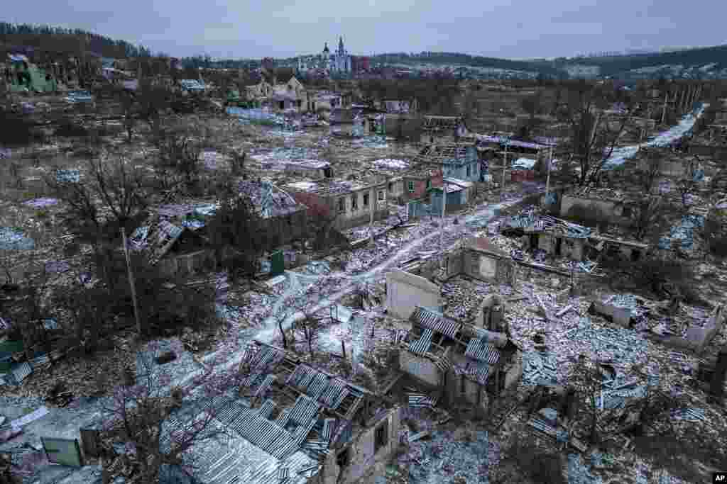 Foto udara menunjukkan rumah-rumah yang dihancurkan oleh pasukan Rusia di desa Bogorodychne yang baru saja dibebaskan oleh pasukan Ukraina, 13 Januari 2023. (AP)&nbsp;