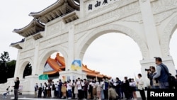 台湾民众2022年12月4日在台北自由广场声援中国大陆的抗议。