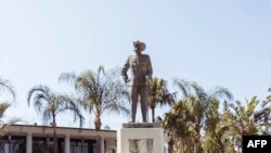 La statue controversée d'un colon allemand, placée haut sur un piédestal face à des bâtiment municipaux de Windhoek, la capitale de la Namibie, a été retirée mercredi pour devenir un objet de musée