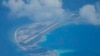 Lapangan terbang buatan China terlihat di samping struktur dan bangunan di pulau buatan Mischief Reef di gugusan pulau Spratlys, Laut China Selatan, 20 Maret 2022. (AP /Aaron Favila)