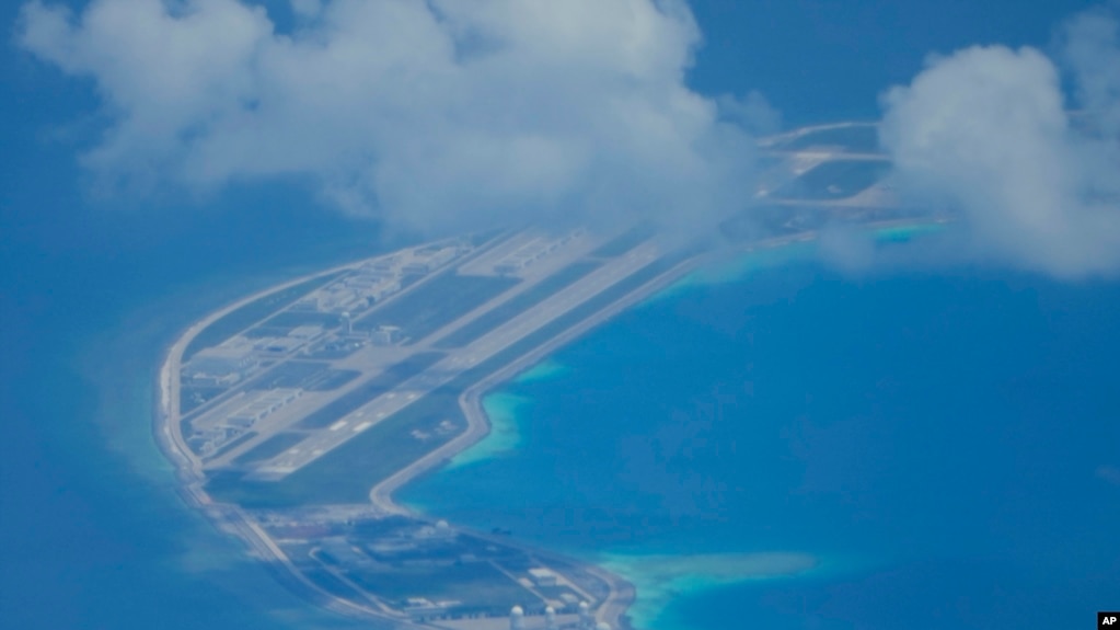图为斯普拉特利群岛（中国称“南沙群岛）中的美济礁。这张航拍照片清楚地显示中国在岛上建造的人工建筑、楼房以及供飞机起降的跑道。(photo:VOA)