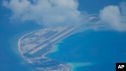 Sebuah lapangan terbang yang dibangun China terlihat di sebuah pulau buatan di Mischief Reef di Laut China Selatan pada 20 Maret 2022. (Foto: Aaron Favila/AP)