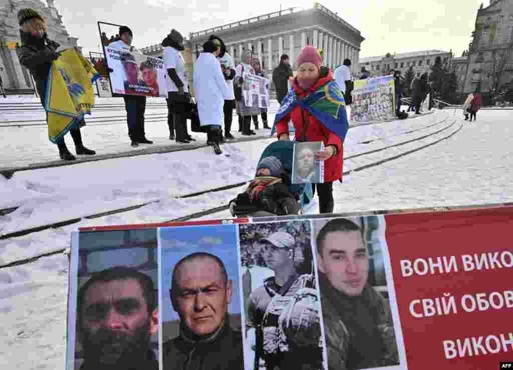 Rossiyaga asirga tushgan askar va tinch ahoi vakillarining yaqinlari namoyishda. Kiyev, Ukraina.