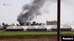 Tymi ngrihet pas goditjeve ajrore në fushat e naftës në Qamishli të Sirisë (23 nëntor 2022)