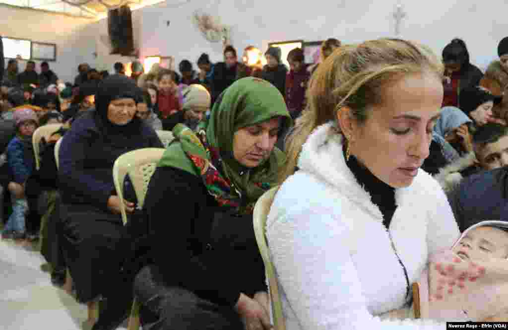 Krîstiyanên Efrînê li derbideriyê cejna Noelê li Dêra Şivanê Qenc ya Încîlî ahenga pîrozbahîyê pêk anîn