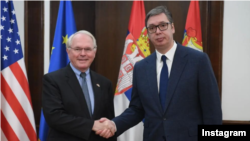 Ambasador Sjedinjenih Država u Srbiji Kristofer Hil rukuje se sa predsednikom Srbije Aleksandrom Vučićem, tokom sastanka u Beogradu, 8. decembra 2022. (Foto: Instagram/@buducnostsrbijeav)