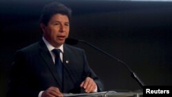 El presidente de Perú, Pedro Castillo, se dirige a la audiencia durante la apertura de la VII Cumbre Ministerial sobre Gobierno y Transformación Digital de las Américas, en Lima, el 10 de noviembre de 2022.