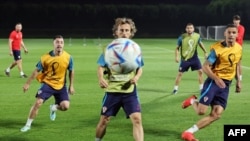 Croatia အသင်းရဲ့နံပါတ် ၁၀ Luka Modric ဒိုဟာကွင်းထဲမှာ လေ့ကျင့်နေစဉ်။ (ဒီဇင်ဘာ ၈၊ ၂၀၂၂)
