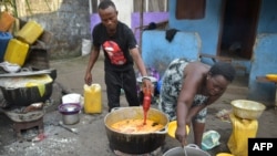 Préparation de nourriture au carrefour très fréquenté de Shell Old Road à Freetown, le 24 décembre 2022.