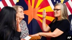 Gubernur Arizona yang baru, Katie Hobbs (kanan), diambil sumpahnya saat dilantik di Gedung Capitol di Phoenix, pada 2 Januari 2023. (Foto: AP/Ross D. Franklin)