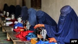 شماری از زنان افغان در یک ورکشاپ خیاطی در شهر جلال آباد، مرکز ولایت ننگرهار