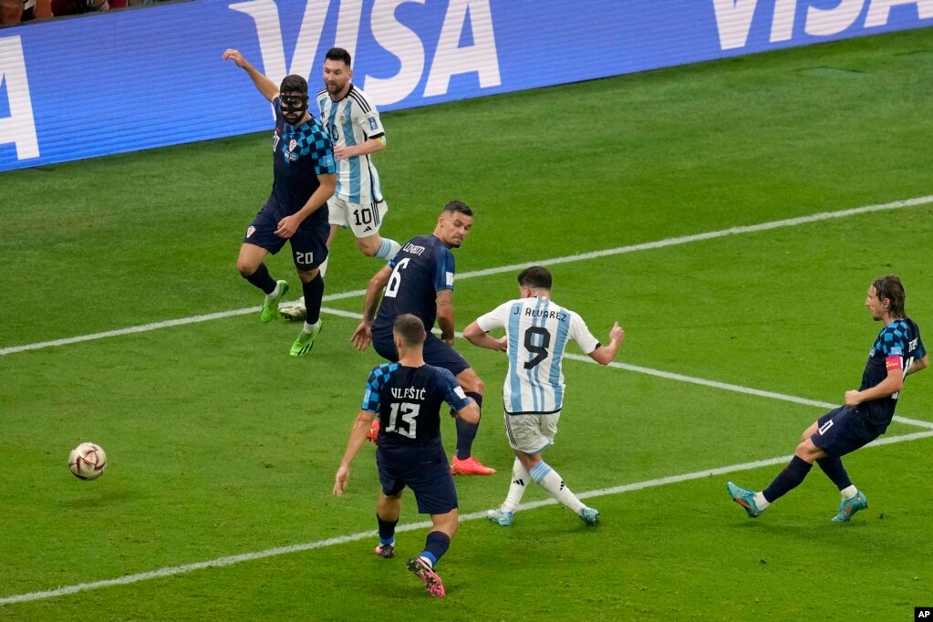 Julián Álvarez anota el tercer gol de su equipo durante el partido de semifinal de la Copa del Mundo entre Argentina y Croacia, el martes 13 de diciembre de 2022. (Foto AP/Thanassis Stavrakis)