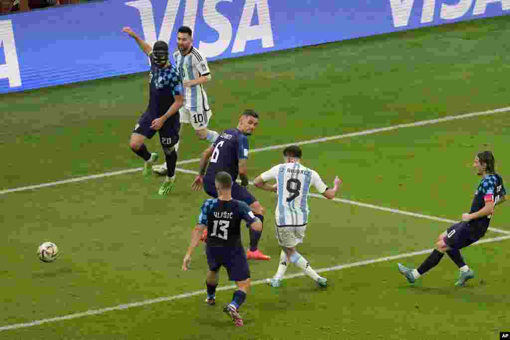 Julián Álvarez anota el tercer gol de su equipo durante el partido de semifinal de la Copa del Mundo entre Argentina y Croacia, el martes 13 de diciembre de 2022. (Foto AP/Thanassis Stavrakis)