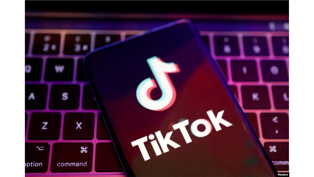 ILUSTRACIJA - Logo TikToka na ekranu mobilnog telefona ispred tastature (Foto: Reuters/Dado Ruvić)