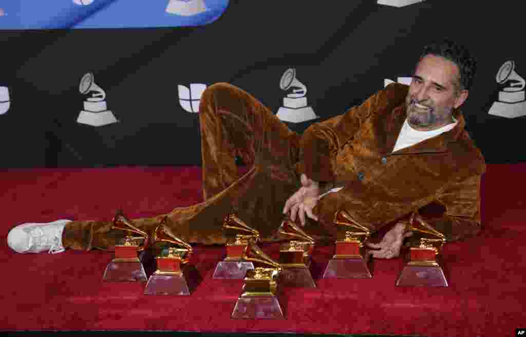 URUGUAY -&nbsp;El uruguayo Jorge Drexler se hizo de seis estatuillas en los Latin Grammy en la edición de este 2022 superando a otros músicos aclamados como Bad Bunny, Rosalía y Fito Páez. A lo largo de su carrera este creador sudamericano ha ganado trece premios Grammy Latinos, un Premio Óscar, un Premio Goya; ha publicado quince álbumes y colaborado con numerosos artistas.