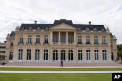 FILE - Kantor pusat Organisasi untuk Kerja Sama dan Pembangunan Ekonomi (OECD) di Paris, Prancis, 7 Juni 2017. (AP/Francois Mori)