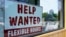 ARCHIVO - Un cartel de oferta de empleos en un escaparate en Deerfield, Illinois, EEUU, 21 de septiembre de 2022. 