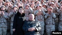 북한 관영매체들은 김정은 국무위원장이 딸과 함께 화성-17형 대륙간탄도미사일 시험발사 관계자들을 만났다며 사진을 공개했다.