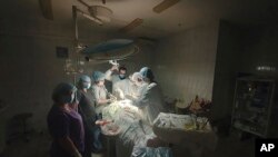 Na fotografiji koju je agenciji AP dostavio ukrajinski lekar Oleh Duda vidi se trenutak kada je nestalo struje za vreme komplikovane i opasne operacije u bolnici u Lavovu, 15. novembra 2022. 