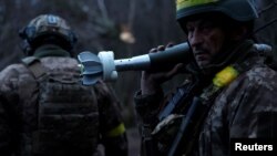 سربازان اوکراینی برای شلیک یک خمپاره در منطقه دونتسک آماده می شوند. ۳۱ دسامبر ۲۰۲۲ 