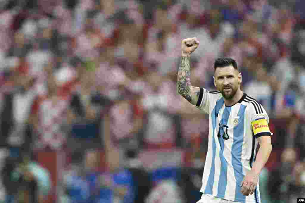 Attaquant ya Argentine #10 Lionel Messi azali kosepela nsima na elnga ya ekolo na ye likolo na Croatie na 1/2 finale ya Mondial Qatar 2022 na stade Lusail, Qatar, 13 décembre 2022.&nbsp;(Photo by JUAN MABROMATA / AFP)