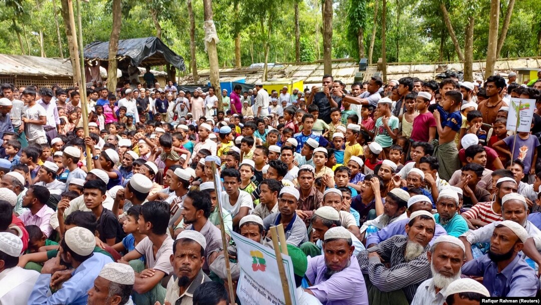 Pengungsi Rohingya berkumpul di Kamp Pengungsi Kutupalong untuk memperingati lima tahun pelarian mereka dari negara tetangga Myanmar untuk menghindari penumpasan militer pada tahun 2017, di Cox's Bazar, Bangladesh, 25 Agustus 2022. (Foto: REUTERS/Rafiqur Rahman)