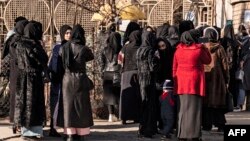 ফাইল ছবি- কাবুলে একটি বিশ্ববিদ্যালয়ের পাশে আফগান নারী বিশ্ববিদ্যালয়ের শিক্ষার্থীদের থামিয়েছে তালিবান নিরাপত্তা বাহিনী। ( ২১ ডিসেম্বর, ২০২২)