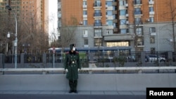 Un soldado chino mantiene una guardia en una calle de Beijing el 1 de diciembre de 2022.