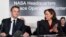 Prezidan Franse Emmanuel Macron (goch) ak VIs Prezidan Kamala Harris pale sou kowoperasyon sou kestyon ki gen pou we ak lespas pandan yon vizit nan katye jeneral La NASA nan Washington, 30 Nov. 2022. 
