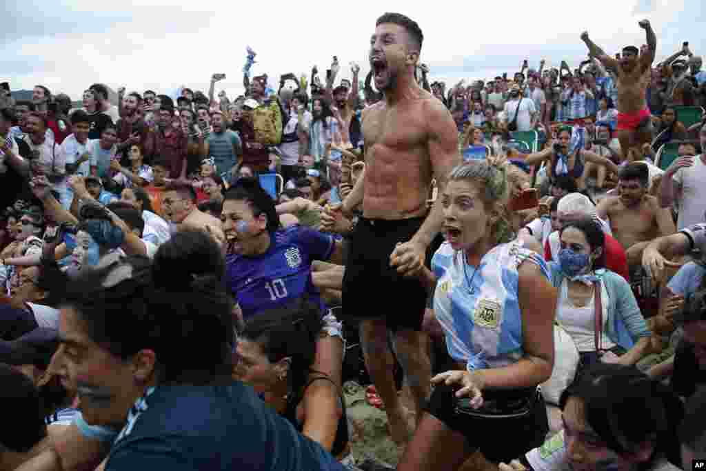 Para penggemar Argentina di pantai Copacabana di Rio de Janeiro, Brazil, merayakan kemenangan tim nasional Argentina dalam pertandingan sepak bola melawan Prancis untuk final Piala Dunia di Qatar.