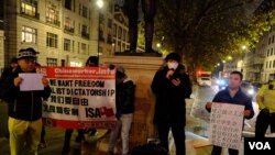 示威者2022年12月4日在中国驻英大使馆外示威。（美国之音郑乐捷）
