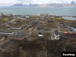 这张由伦敦皇家霍洛威学院教授克劳斯·多兹(Klaus Dodds)于2018年拍摄的照片显示了挪威斯瓦尔巴群岛新奥勒松的科考社区。