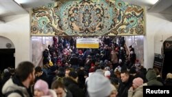 شماری از ساکنان کی‌یف در حملات موشکی گسترده روسیه در داخل ایستگاه مترو پناه گرفته‌اند. ۲۴دی ۱۴۰۱. رویترز 
