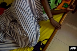 FILE - Seorang penderita AIDS, terbaring di tempat tidur di Rumah Surya Kasih, asrama untuk pasien HIV/AIDS yang dikelola oleh saudara Katolik Agustinus, 10 Mei 2015. (ROMEO GACAD / AFP)