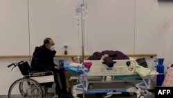Pacijent oboleo od Kovida 19 na krevetu u Tianjin Nankai bolnici u Tianjinu, 28. decembar 2022. (Foto: AFP/Noel Celis)