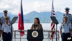 Wakil Presiden A.S. Kamala Harris menyampaikan sambutan di kapal Penjaga Pantai Filipina "Teresa Magbanua" di Pelabuhan Puerto Princesa, Filipina, Selasa 22 November 2022.