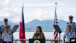 Phó Tổng thống Hoa Kỳ Kamala Harris phát biểu trên tàu Cảnh sát biển Philippines Teresa Magbanua tại Cảng Puerto Princesa, Philippines, ngày 22 tháng 11 năm 2022.