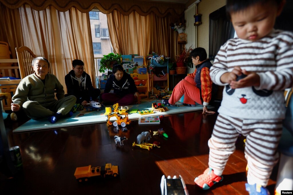 北京一名两岁幼儿与他的家人在一起。（2022年11月8日）(photo:VOA)