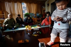 北京一名两岁幼儿与他的家人在一起。（2022年11月8日）