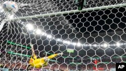 El arquero marroquí Yassine Bounou ataja un penal ante España durante una tanda desde los 12 pasos en el partido por los octavos de final del Mundial, en Rayán, Qatar, el martes 6 de diciembre de 2022.