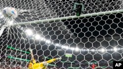 El arquero marroquí Yassine Bounou ataja un penal ante España durante una tanda desde los 12 pasos en el partido por los octavos de final del Mundial, en Rayán, Qatar, el martes 6 de diciembre de 2022.