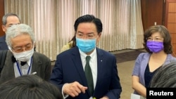 台灣外交部長吳釗燮對媒體講話。（2022年11月23日）