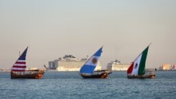 قایق&zwnj;های با پرچم های ایالات متحده، ارجنتاین و مکسیکو در سواحل دوحه برای تشویق تیم&zwnj;های فوتبال گردش می&zwnj;کنند.