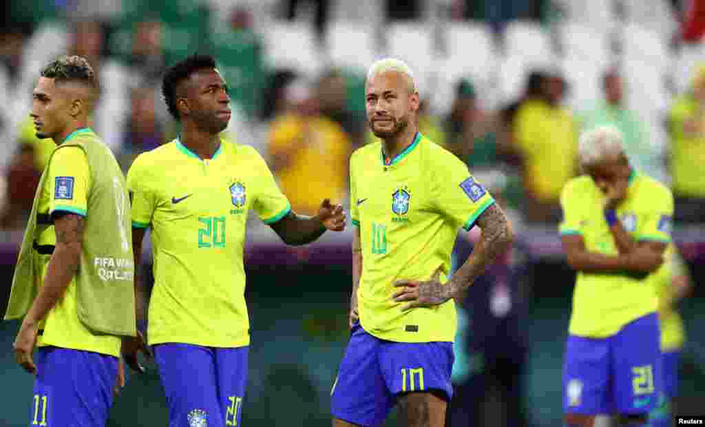 De izquierda a derecha,&nbsp;Vinicius Junior y&nbsp;Neymar se muestran desconsolados después de caer ante Croacia por tiros de penal en Doha, Qatar, el 9 de diciembre de 2022.