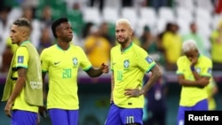 Para pemain Brazil, antara lain Neymar dan Vinicius Junior tampak bersedih setelah kalah dalam adu penalti dari Kroasia, Jumat (9/12). 
