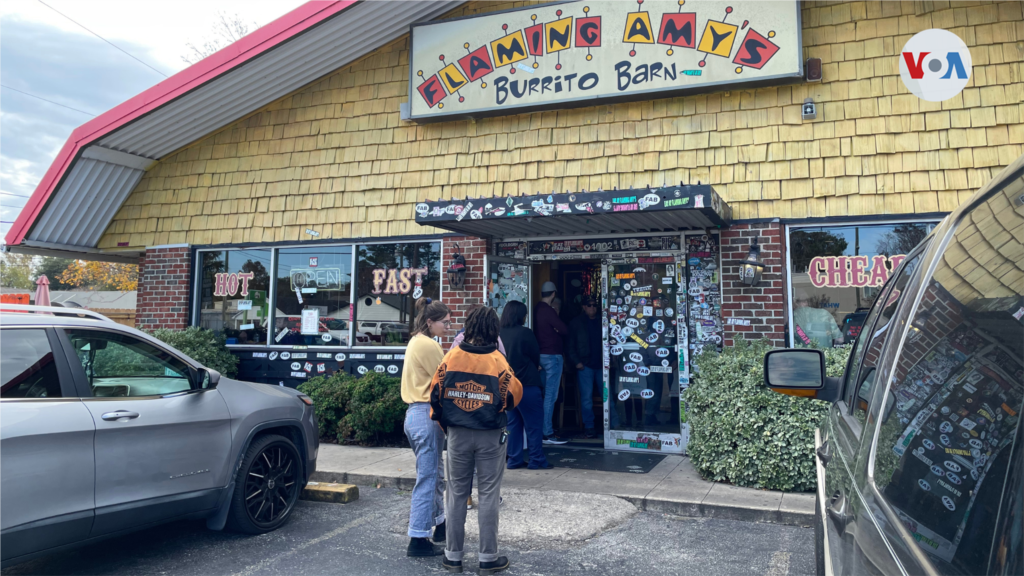 Muchos hacen fila cada día de noviembre en Flaming Amy&rsquo;s Burrito Barn para probar la fusión de sabores tex-mex y tradición estadounidense.