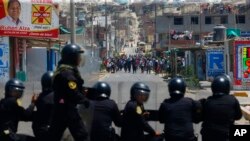 La policía antidisturbios y los partidarios del derrocado presidente peruano Pedro Castillo se enfrentan en la Carretera Panamericana Norte, en Chao, Perú, el 15 de diciembre de 2022.