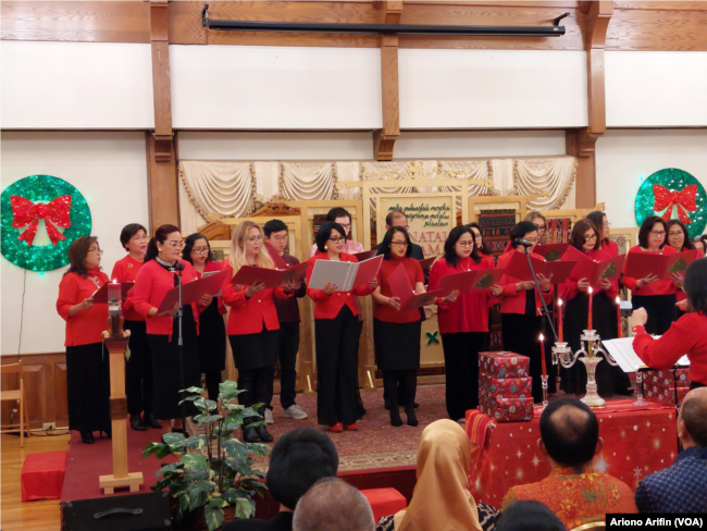 Paduan suara gereja Indonesia. (Foto: VOA/Ariono Arifin)