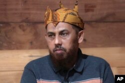 Umar Patek saat berkunjung ke rumah teman lamanya Ali Fauzi, mantan militan yang kini menjalankan program deradikalisasi, di Lamongan, Jawa Timur, Indonesia, Selasa, 13 Desember 2022. (AP/Trisnadi)